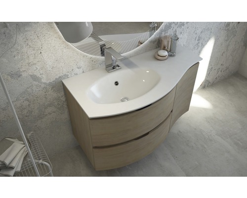 Salle de bains moderne avec meuble sous-lavabo, vasque à poser et robinetterie.