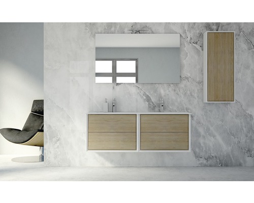 Modernes Badezimmer mit Waschtischunterschrank, Spiegel und Hängeschrank