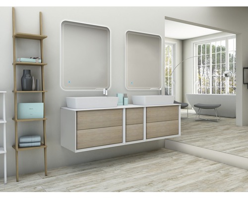 Badezimmer mit Waschtisch, zwei Aufsatzwaschbecken, zwei Spiegeln und Regal