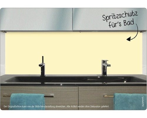Badezimmer mit Spritzschutzwand hinter dem Waschbecken
