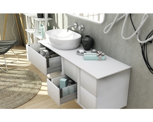 Salle de bains moderne avec meuble-lavabo blanc, lavabo à poser et tiroirs ouverts pour le rangement