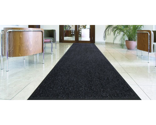 Long tapis de couloir foncé dans une pièce claire