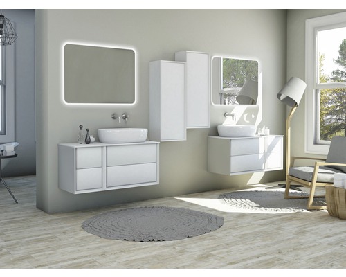 Salle de bains moderne avec lavabos blancs, miroirs éclairés et armoires assorties.