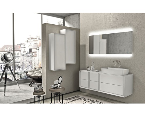 Salle de bains lumineuse avec meuble-lavabo, armoire de toilette, miroir lumineux et décoration