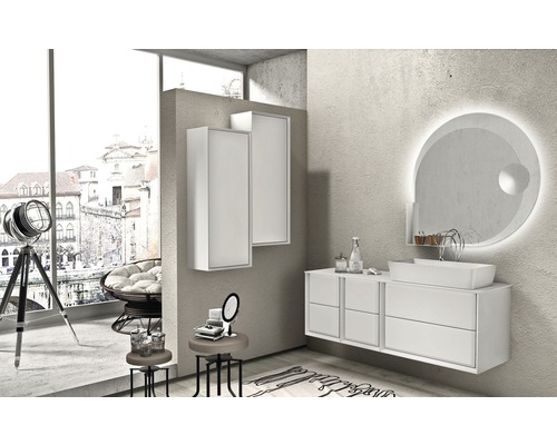 Salle de bains lumineuse avec meuble-lavabo, miroir avec éclairage et deux armoires suspendues.