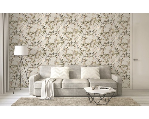 Salon avec papier peint à motifs floraux, canapé et lampadaire