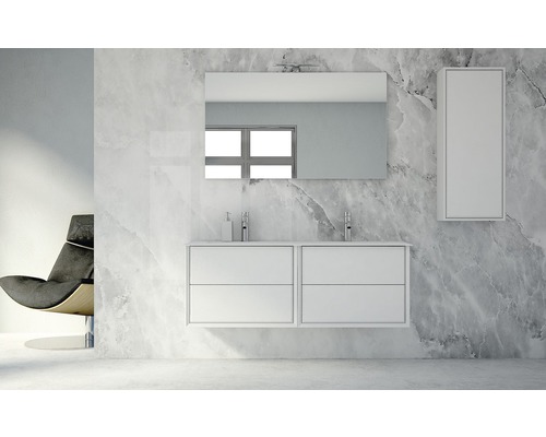 Salle de bains avec meuble sous-lavabo blanc, miroir, armoire de toilette et fauteuil
