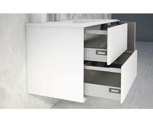 Meuble sous-lavabo avec deux tiroirs ouverts et logo Blum