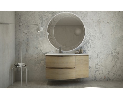 Salle de bains avec meuble sous-vasque, miroir et lampe