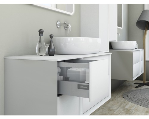 Badezimmer mit Waschbecken und offenem Schubladenelement