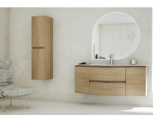 Badezimmer mit Waschtischunterschrank, Spiegelschrank und Hochschrank aus Holz