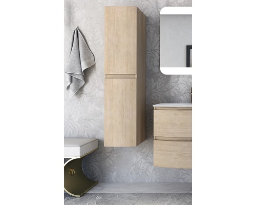 Salle de bain avec armoire haute et lavabo en bois