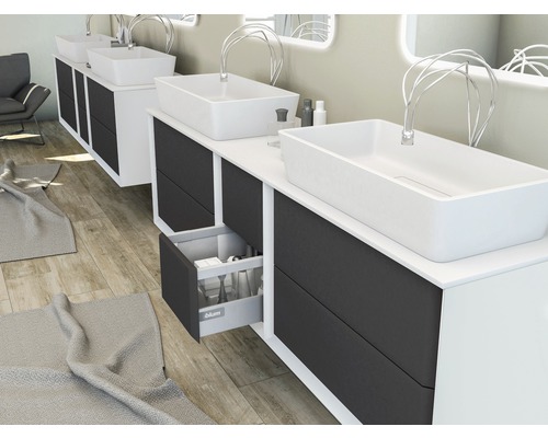 Badezimmer mit Waschtischen, Unterschränken und offenem Schubladenelement.