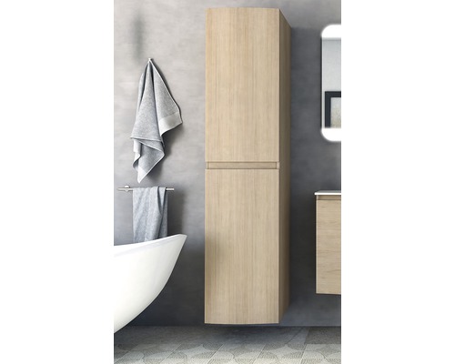 Scène de salle de bains avec une haute armoire en bois clair