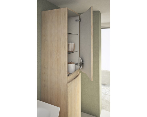 Armoire de salle de bains ouverte avec étagères en verre et miroir