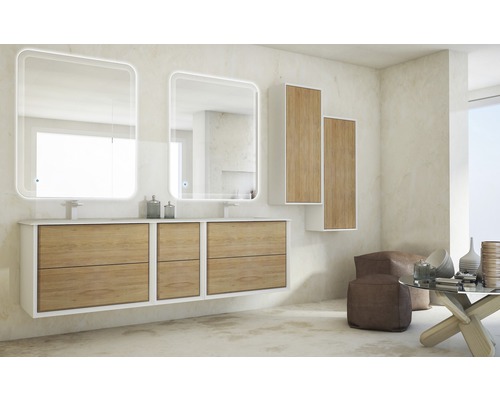 Salle de bains lumineuse avec meuble sous-lavabo, armoire de toilette et deux miroirs éclairés