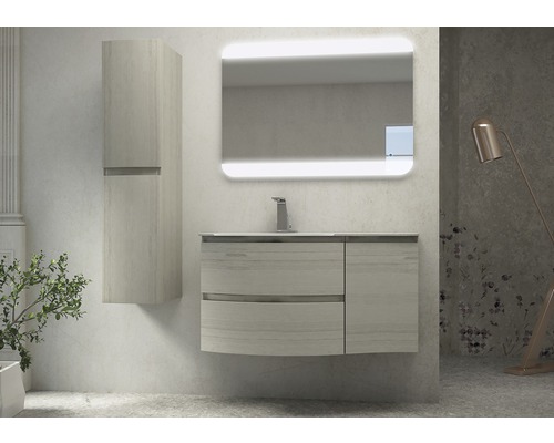 Badezimmer mit Waschtischunterschrank, Spiegelschrank und beleuchtetem Spiegel