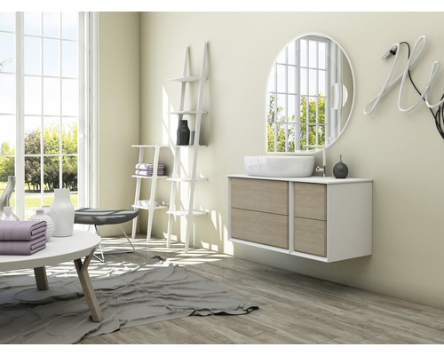 Intérieur de salle de bains avec meuble-lavabo, miroir, étagère et décorations dans un design lumineux.