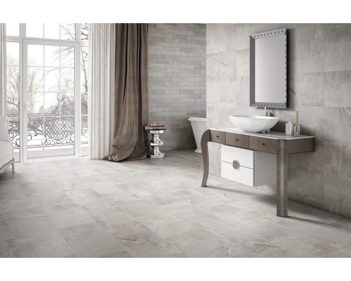 Salle de bain lumineuse avec carrelage, meuble-lavabo et miroir