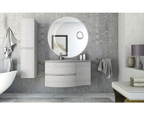 Badezimmer mit Waschtisch, Spiegelschrank und Handtüchern