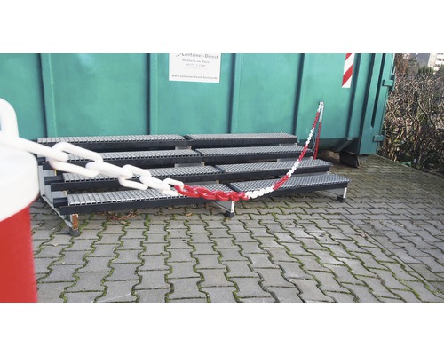 Zugangstreppe mit rot-weisser Kette vor Container