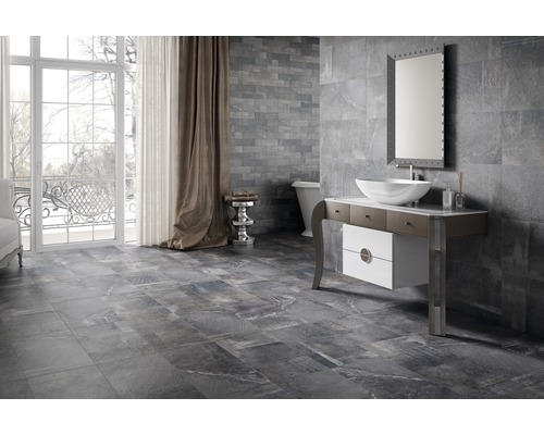 Salle de bains moderne avec carrelage mural et au sol gris, meuble-lavabo et fenêtre