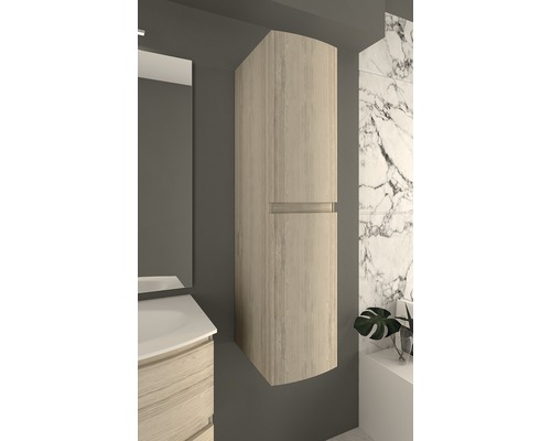 Armoire haute dans la salle de bain avec structure en bois