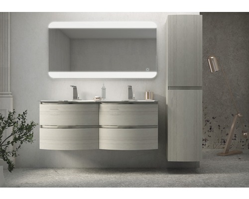 Badezimmer mit Waschtischunterschrank, Spiegel mit Beleuchtung und Hochschrank