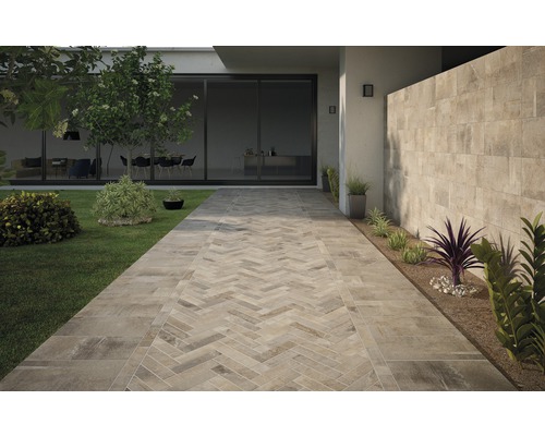 Aussenbereich mit Bodenfliesen und Wandfliesen im modernen Design