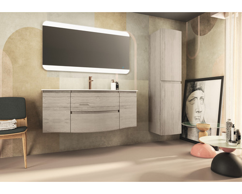 Helles Badezimmer mit Waschtisch, Spiegel mit Beleuchtung und Hochschrank