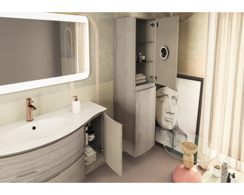 Badezimmer-Interieur mit Waschtisch, Spiegelschrank und Hochschrank