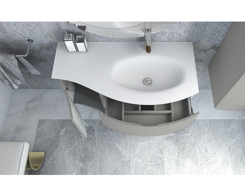 Salle de bains avec meuble sous-lavabo, miroir et robinetterie