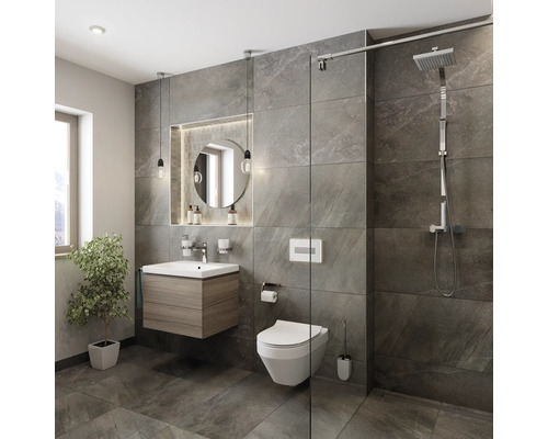 Modernes Badezimmer mit Waschtisch, Spiegel, Toilette und Dusche vor grauen Fliesen.