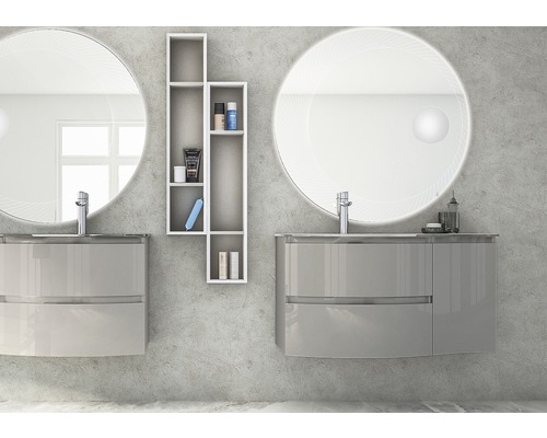 Salle de bain avec deux lavabos, miroirs et étagère