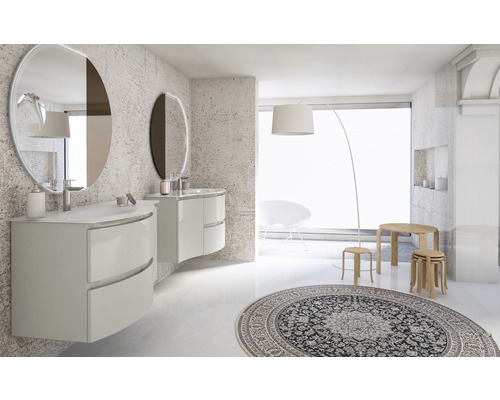 Salle de bain lumineuse avec lavabos, miroirs, tapis et décorations.