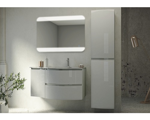 Badezimmer-Szene mit Waschtisch, Spiegel mit Beleuchtung und Hochschrank.