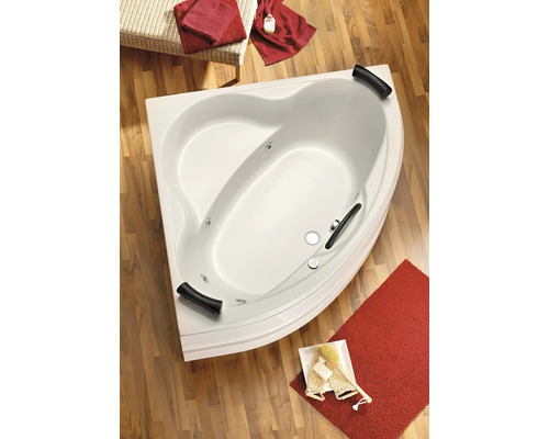 Eckbadewanne mit Whirlpoolfunktion und Armaturen auf Holzboden
