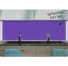 Badezimmer mit Waschbecken, Armaturen und Spritzschutz
