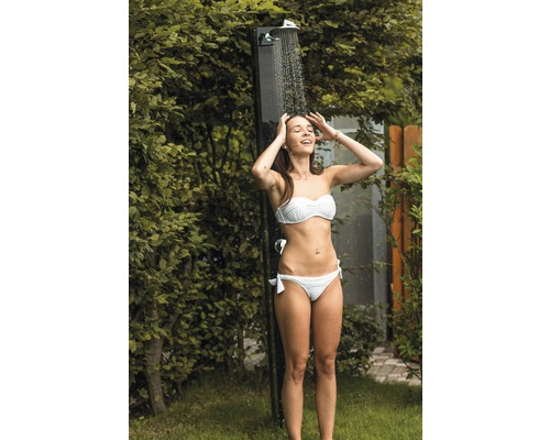 Femme sous douche de jardin à l''extérieur