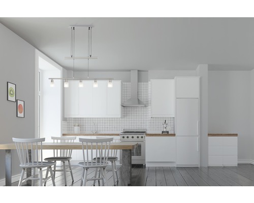 Helles Esszimmer mit Esstisch, Stühlen und Küchenzeile mit Hängelampe