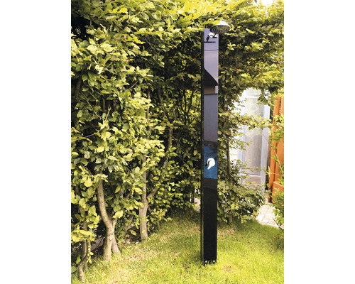 Douche d''extérieur dans un jardin avec pommeau de douche et panneau de commande