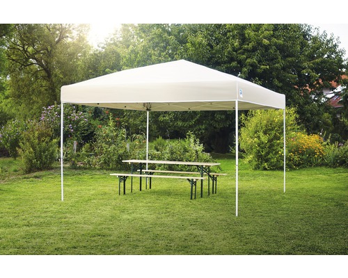 Pavillon mit Biertischgarnitur im Garten