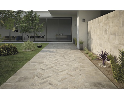 Allée de jardin en carreaux de céramique avec motif à chevrons