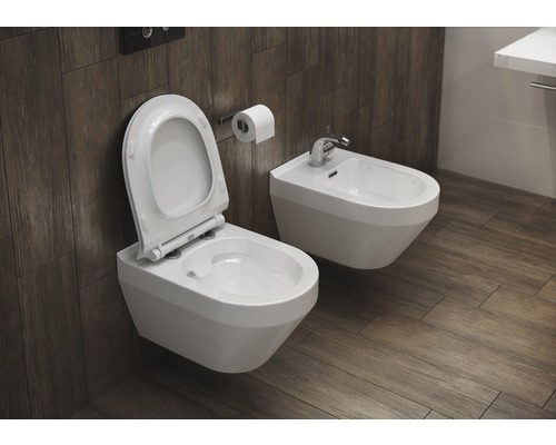 Wand-WC und Bidet im Badezimmer