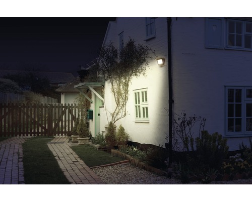 Maison éclairée avec lampe extérieure la nuit