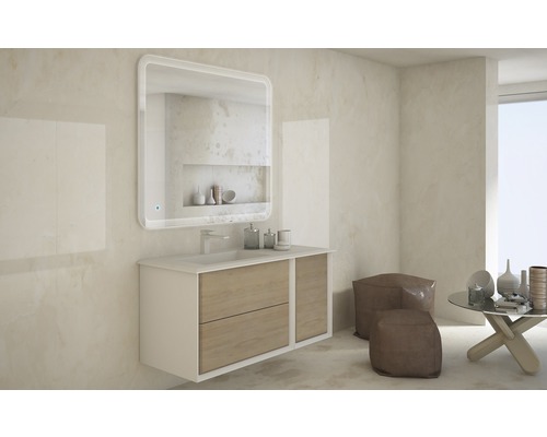 Salle de bains avec meuble sous-lavabo, miroir, coussins de siège et table