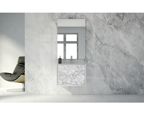 Salle de bains moderne avec meuble sous-vasque, miroir et robinetterie devant un mur en marbre
