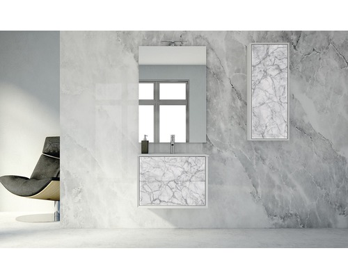 Aménagement de salle de bains avec meuble sous-lavabo, miroir et armoire haute au design marbré