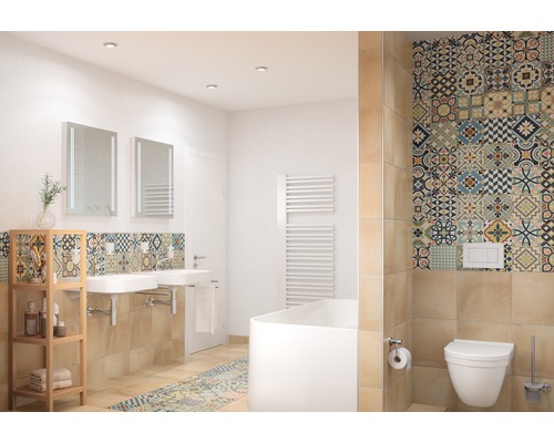 Salle de bain lumineuse avec lavabos, miroirs, baignoire, toilettes et carreaux à motifs