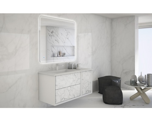 Salle de bains moderne avec meuble sous-lavabo, miroir avec éclairage et aspect marbre